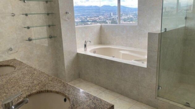 Se vende apartamento con terraza en condominio de San Rafael Escazú 25-874 in San Rafael, Escazú, San José — $460,000