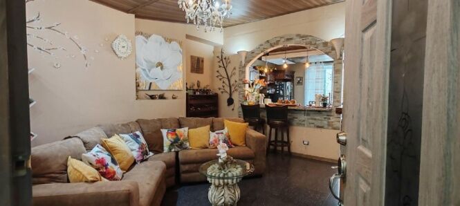 MLS-26-27 LS VENTA EDIFICIO COMERCIAL CON APARTAMENTOS Y LOCALES HEREDIA CENTRO  in Heredia — $1,200,000