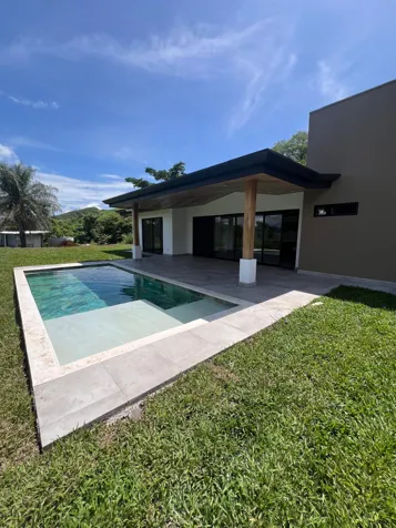Casa Nueva Moderna con Vistas Panorámicas en Roca Verde en Atenas, Alajuela — $695,000