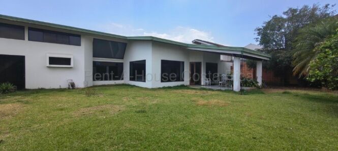 MLS-26-2000 LS VENTA CASA CURRIDABAT SAN JOSE CONTACTENOS AL # 86127562 en Curridabat, San José — ₡ 297 000 000
