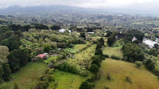 SE VENDE BELLÍSIMA PROPIEDAD EN SAN ISIDRO DE HEREDIA.  en San Isidro, Heredia — ₡ 162 000 000