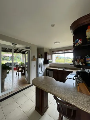 Impresionante casa moderna de 3 dormitorios con amplios jardines. in Grecia, Alajuela — $179,000,000 - Photo 3 of 16
