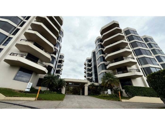 VENDO PENTHOUSE EN ESCAZÚ. en Escazú, San José — $395,000