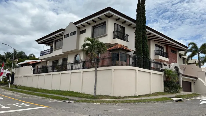 Casa independiente en Los Laureles en Escazú, San José — $1,350,000 - Foto 2 de 12