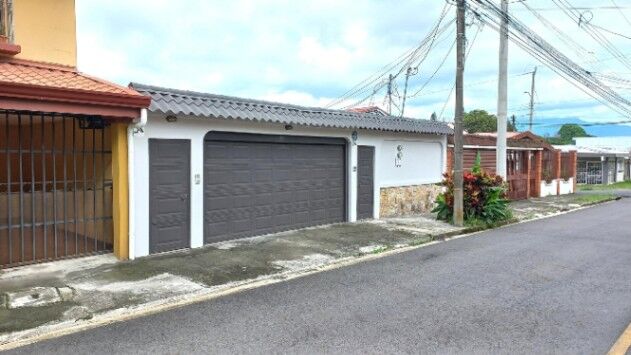 Venta de Casa + APTO en San Vicente de Moravia. RAH 25-1978 in San Vicente, Moravia, San José — $300,000