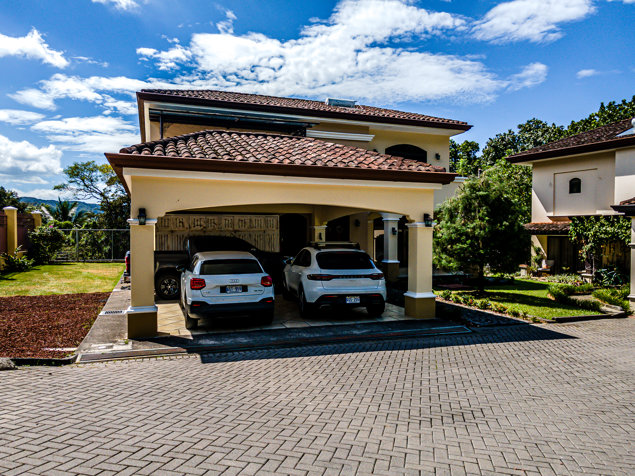 Casa de Ensueño en Ciudad Colón, ¡Compra o Alquila! in Colón, Mora, San José — $550,000 - Photo 2 of 55