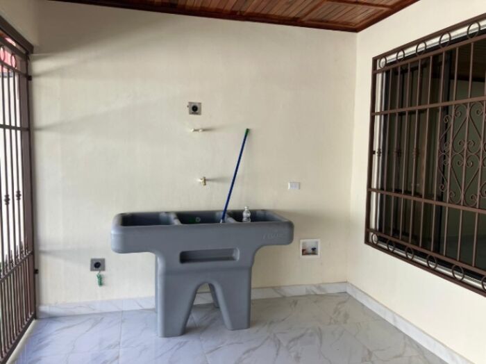 SE VENDE BELLÍSIMA CASA NUEVA EN ATENAS.  in Atenas, Alajuela — ₡ 130 000 000