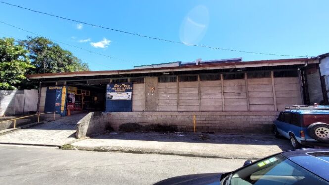 Bodega comercial en venta en Curridabat, al frente de Multiplaza del Este en zona de alta demanda. in Granadilla, Curridabat, San José — ₡ 175 000 000