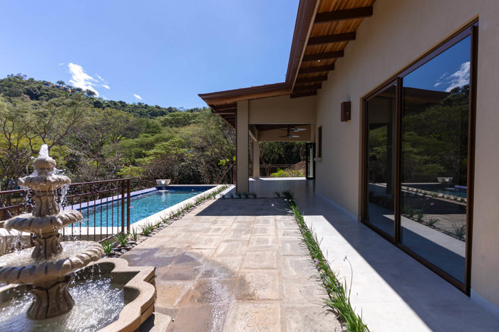 Casa recien terminada en casi 2 acres en nueva comunidad privada. en Atenas, Alajuela — $725,000 - Foto 2 de 32