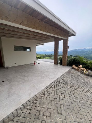 Propiedad moderna con casa de huéspedes y vistas en Atenas en Atenas, Alajuela — $825,000 - Foto 2 de 27