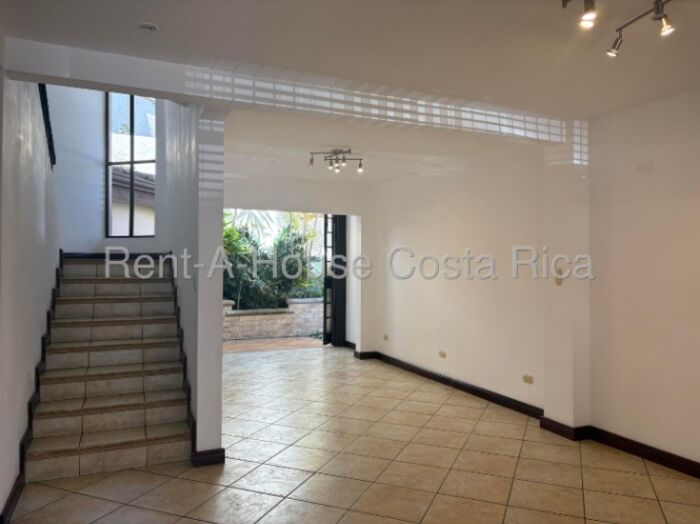 Aproveche alquilar esta gran casa solo por $1950 ESCAZÚ  in San Rafael, Escazú, San José — $1,950