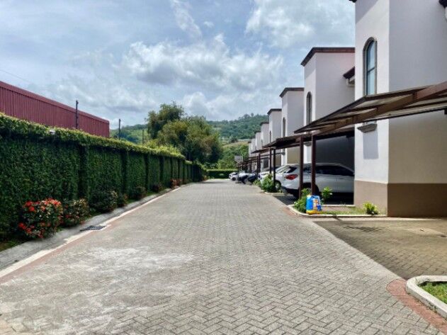 Venta de hermosa casa en pleno centro de Santa Ana 2531 en Santa Ana, San José — $185