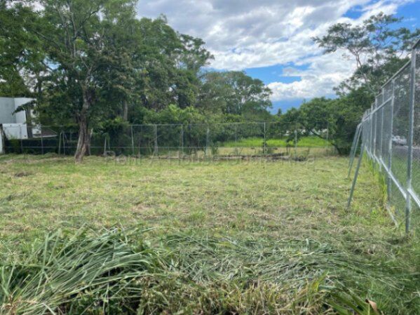 Lote plano en alquiler con doble frente y gran potencial de desarrollo #26-1692 GS in Santa Ana, San José — $3,000