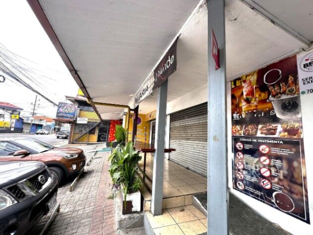 Venta de Plaza Comercial con 8 Locales en Heredia. RAH 25-2044 en Heredia — $950,000