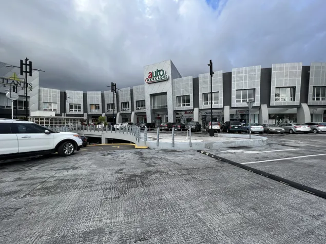 Local Comercial en una de las mejores Plazas comerciales de Escazú en Escazú, San José — $5,166