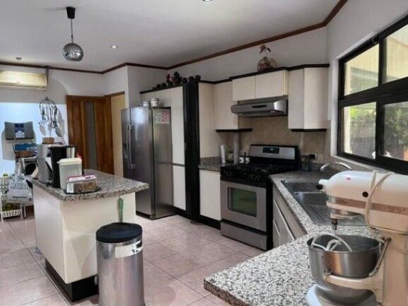 Se vende espaciosa casa con piscina en Uruca de Santa Ana 25-1144 en Uruca, Santa Ana, San José — $650,000