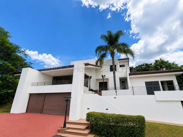 Venta de casa de lujo con piscina y entorno natural en Ciudad Colón #27-325 GS in Colón, Mora, San José — $675,000