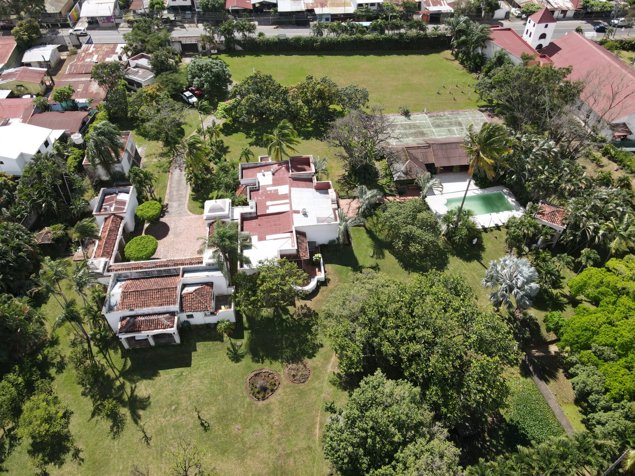 Casa en venta en venta con piscina, cancha tenis plaza de futbol en San Rafael, Alajuela — $1,650,000 - Foto 3 de 67