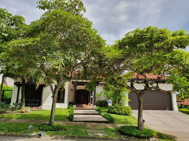 HERMOSA RESIDENCIA DE UN NIVEL  EN  CONDOMINIO BOSQUES DE LINDORA in Santa Ana, San José — $775,000