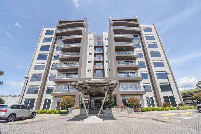 Apartamento de 2 Habitaciones + Sala de TV en Torres de Velarde in Ulloa, Heredia — $185,000