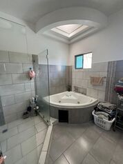 Hermosa casa 2 plantas en condominio en San Rafael, Montes De Oca, San José — $285,000 - Foto 5 de 17