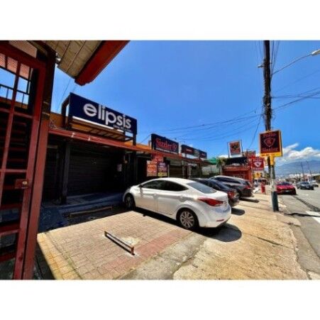 VENTA DE EDIFICIO CON SEIS LOCALES COMERCIALES Y UN APARTAMENTO, HEREDIA CENTRO en Heredia — $850,000