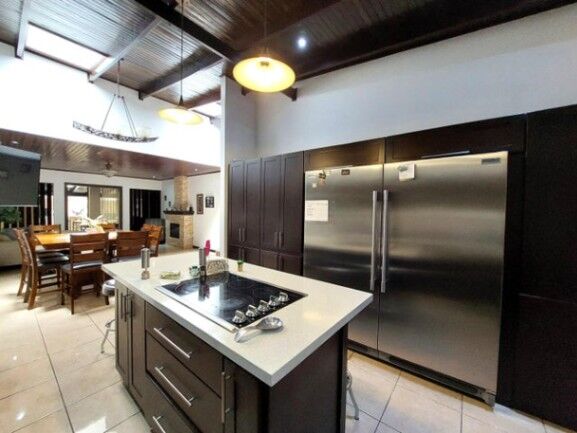Se vende lujosa casa con uso de suelo mixto en Santo Tomas Heredia 25-1934 en Santo Domingo, Heredia — $520,000