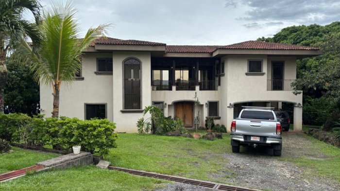 Elegante casa de estilo colonial en un con comunidad privada in Atenas, Alajuela — $585,000