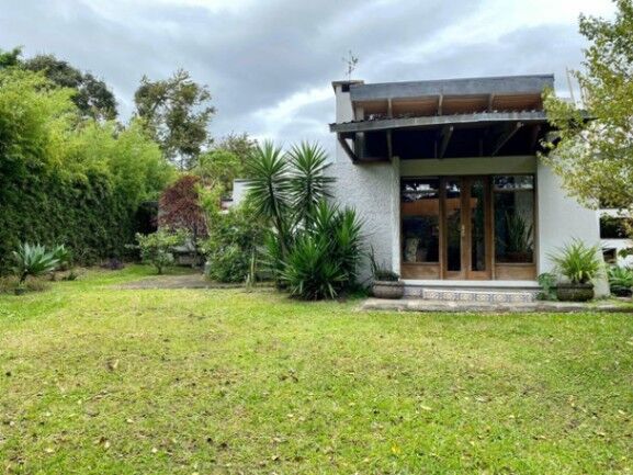 Preciosa casa en Escazú. Elegancia, amplitud y versatilidad en un entorno natural en San Rafael, Escazú, San José — $800,000
