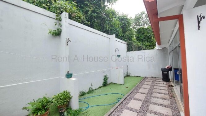 Venta casa en cotizado condominio Hacienda Colón in Colón, Mora, San José — $230,000