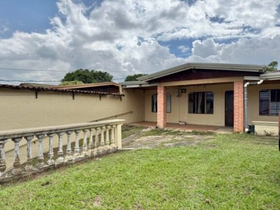 Se vende espaciosa casa con uso mixto en Rio Segundo Alajuela 25-1986 in Río Segundo, Alajuela — $170,000