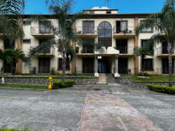 Venta de Apartamento en Condominio Torre del Sol, zona de Tres Rios en Concepción, La Unión, Cartago — $120,000