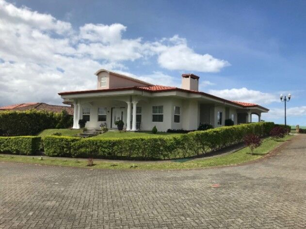 Casa familiar en condominio en San Isidro, Heredia — $575,000