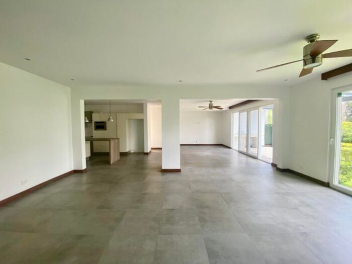 Se alquila moderna casa en condominio de San Rafael Escazú 26-128 en San Rafael, Escazú, San José — $3,500