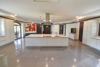 Propiedad de 10.746m2 con Lujosa Mansión en Escazú in San Rafael, Escazú, San José — $7,000,000 - Photo 2 of 47