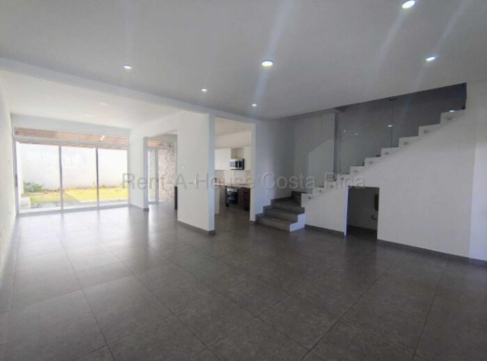 VENTA DE MODERNA CASA EN SAN RAFAEL DE HEREDIA. CLIMA FRESCO. in San Josecito, San Rafael, Heredia — $315,000