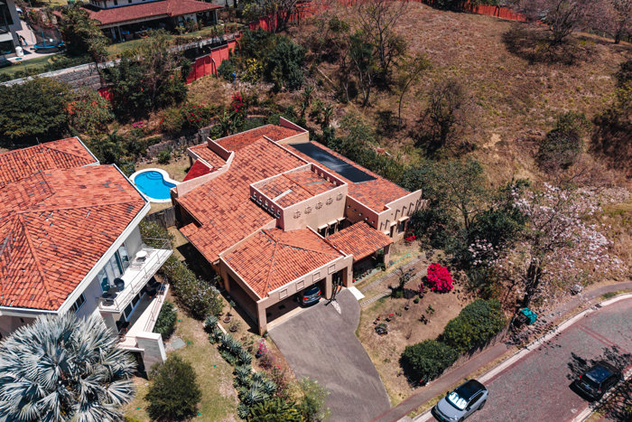 Venta de Casa en Cerro Real | Escazú | 4 habitaciones + Piscina in Escazú, San José — $850,000 - Photo 2 of 32