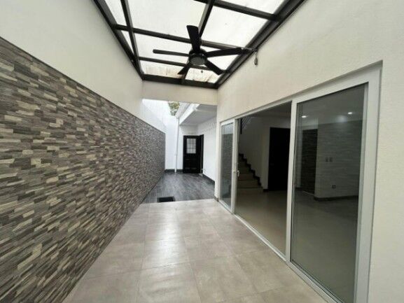 se alquila espaciosa casa en condominio de Santa Ana 26-667 in Santa Ana, San José — $1,500