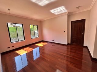 CERRO ALTO | CASA RENOVADA EN 2026 CON VISTAS QUE ENAMORAN in Escazú, San José — $835,000 - Photo 5 of 12