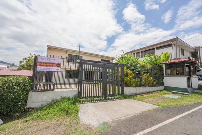 Casa de 4 Habitaciones con uso de suelo mixto en Escazú en San Rafael, Escazú, San José — $475,000