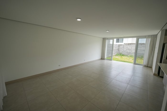 Casa de 3 habitaciones con Sala de TV en Condominio 3-10 Guachipelín in San Rafael, Escazú, San José — $2,275 - Photo 2 of 22