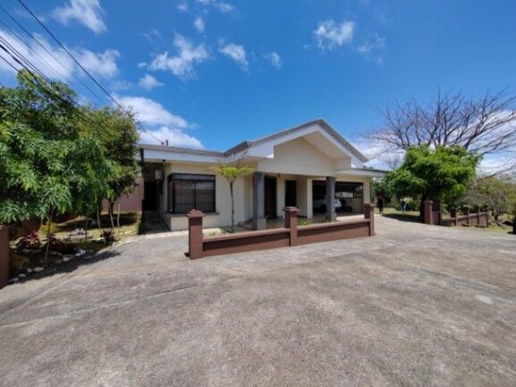 Venta de 2 Casas + Lote y Bodega en San Carlos, Alajuela. en Aguas Zarcas, San Carlos, Alajuela — $460,000