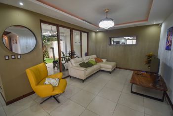 Casa de 4 Habitaciones en Bosque Escondido in Colón, Mora, San José — $450,000 - Photo 5 of 41