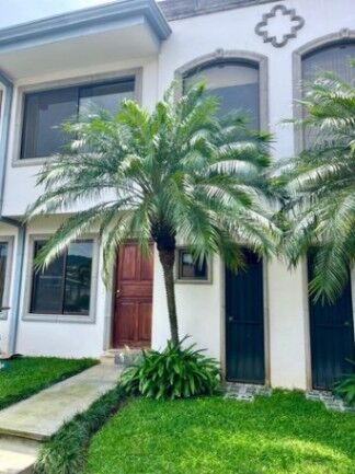 Se alquila apartamento de 2 plantas en Escazú Centro 25-2027 en Escazú, San José — $1,200