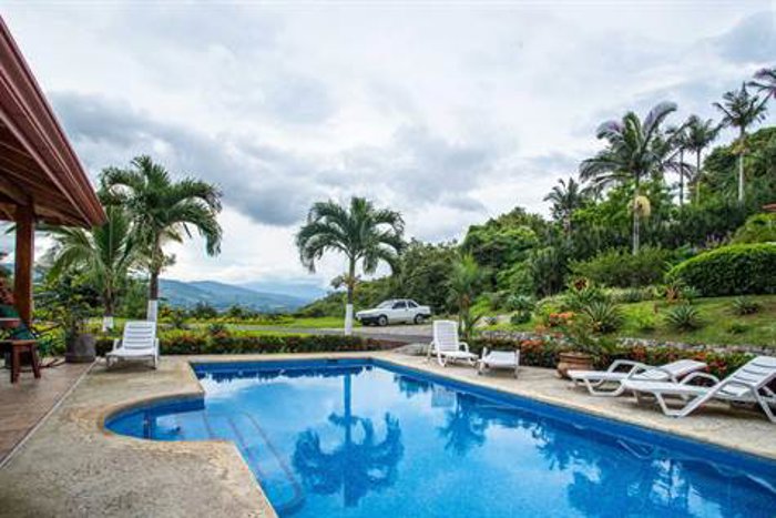 Encantadora propiedad de alquiler de unidades múltiples en Atenas, Alajuela — $1,750,000