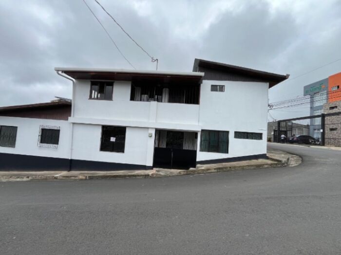 Hermosa casa esquinera En san Ramon Centro en San Ramón, Alajuela — ₡ 80 000 000