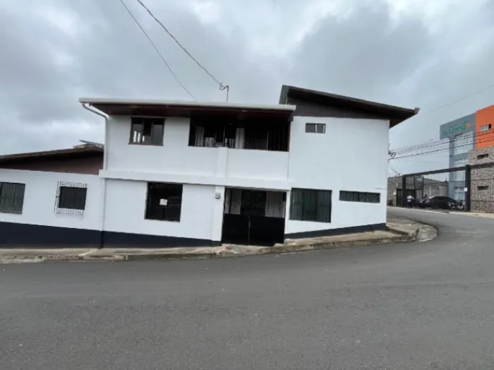 Hermosa casa esquinera En san Ramon Centro en San Ramón, Alajuela — ₡ 80 000 000 - Foto 2 de 36
