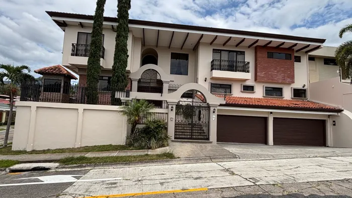 Casa independiente en Los Laureles en Escazú, San José — $1,350,000