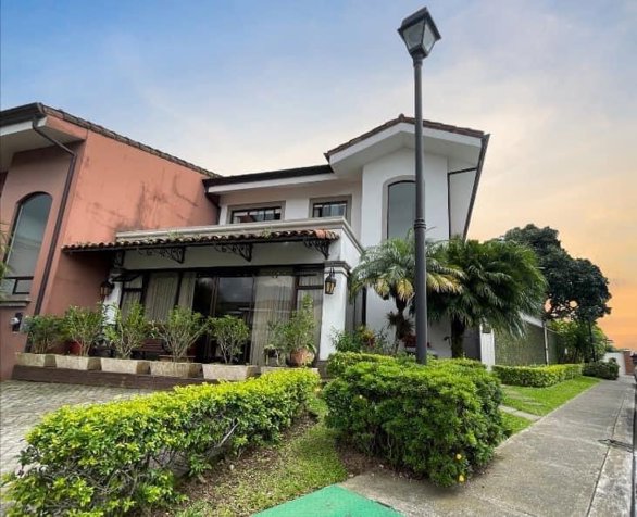 SE VENDE CASA EN CONDOMINIO EN GRANADILLA Cod JC 1288 en Curridabat, San José — $330,000