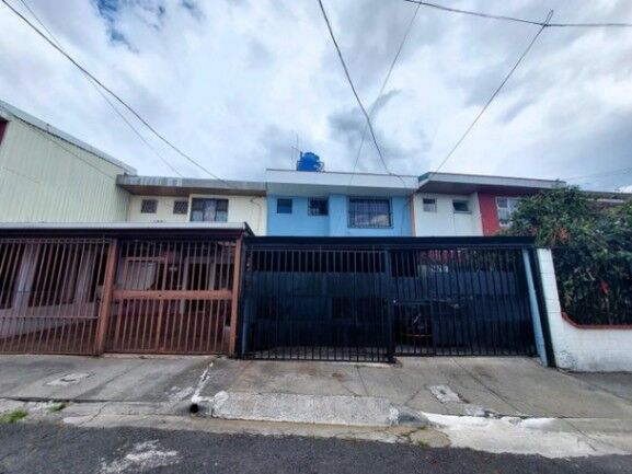 Se vende espaciosa casa de 2 plantas en Hatillo San José 25-1895 en Hatillo, San José — ₡ 85 000 000